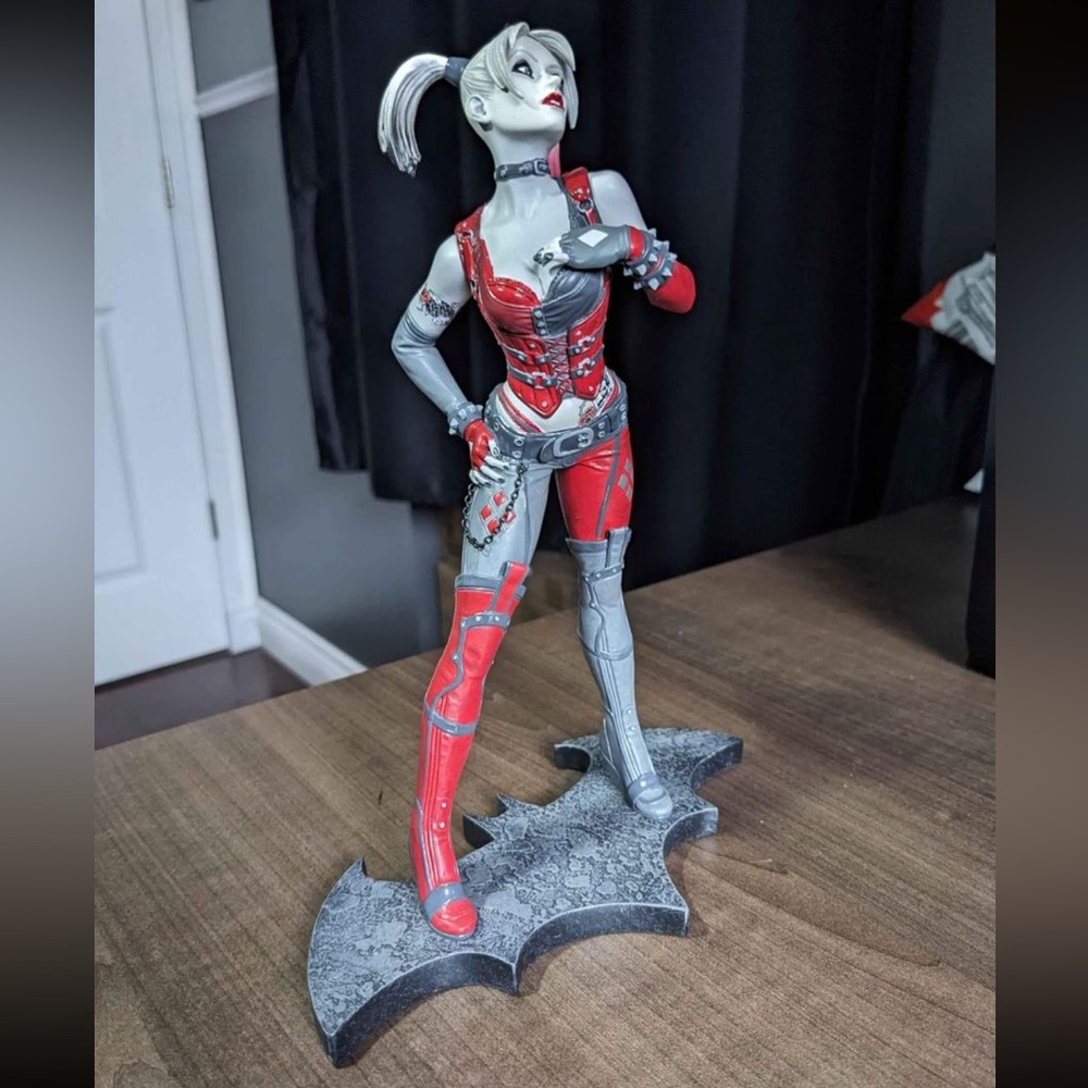 Batman Arkham City Statue Figure - Harley Quinn Statue